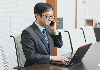 エンジニアが設備を点検する様子
