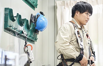 チームで打ち合わせをする社員